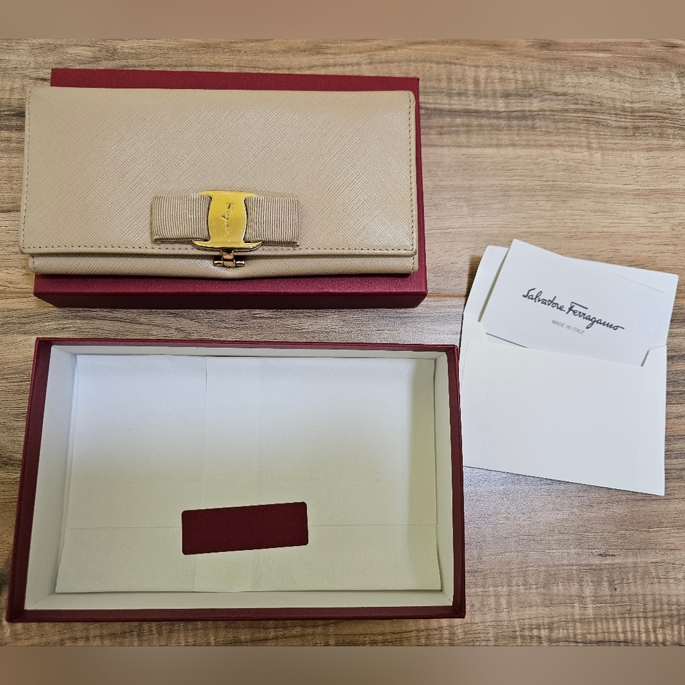 Salvatore Ferragamo Vara Ribbon Long Wallet Leather Beige - Picture 3 of 17